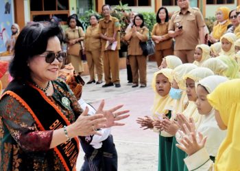 Bunda PAUD Kabupaten Simalungun saat berkunjung ke TK ABA Perdagangan disambut anak anak dengan nyanyian dan tarian.(Nawasenanews/ Ist)