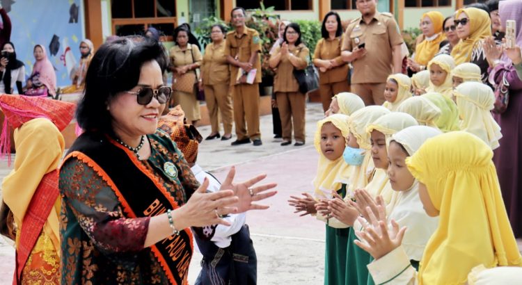 Bunda PAUD Kabupaten Simalungun saat berkunjung ke TK ABA Perdagangan disambut anak anak dengan nyanyian dan tarian.(Nawasenanews/ Ist)