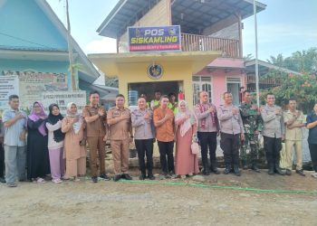 Waka Polres Simalungun, Camat Hatonduhan, Bhabinsa, Bhabinsakamtibmas, dan pangulu foto bersama di depan Poskamling Buntu Turunan yang dinilai Polres Simalungun untuk perlombaan. ( Nawsenanews/ Ist)