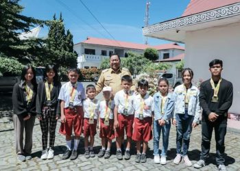 Bupati Dairi Eddy Berutu saat menerima audiensi atlet dan pelatih Taekwondo Indonesia Kabupaten Dairi di Kantor Bupati, Selasa (13/6/2023).( Nawasenanews/ Ist)