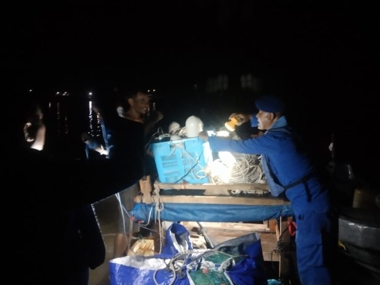 Petugas Polair Tanjung Balai saat menggeledah barang barang yang dibawa kapal yang dianggap mencurigakan, karena tanpa nama dan tanpa tanda selar.( Nawasenanews/ Ist)