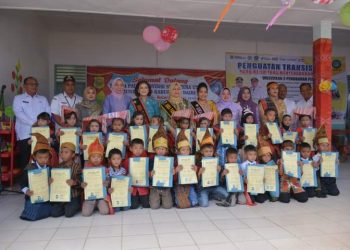 Bunda PAUD Sumut didampingi Bunda PAUD Dairi saat pelepasan 91 siswa TK Pembina Sumbul,Rabu, ( 14/6/2023).( Nawasenanews/ Ist)