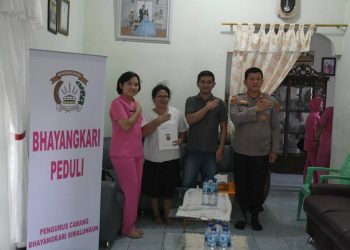 Kapolres Simalungun ddidampingi Ketua PC Bhayangkari Polres Simalungun bersama istri dan anak almarhum Kompol Andar Siahaan memberikan tali asih dan bantuan sembako.( Nawasenanews/ Ist)