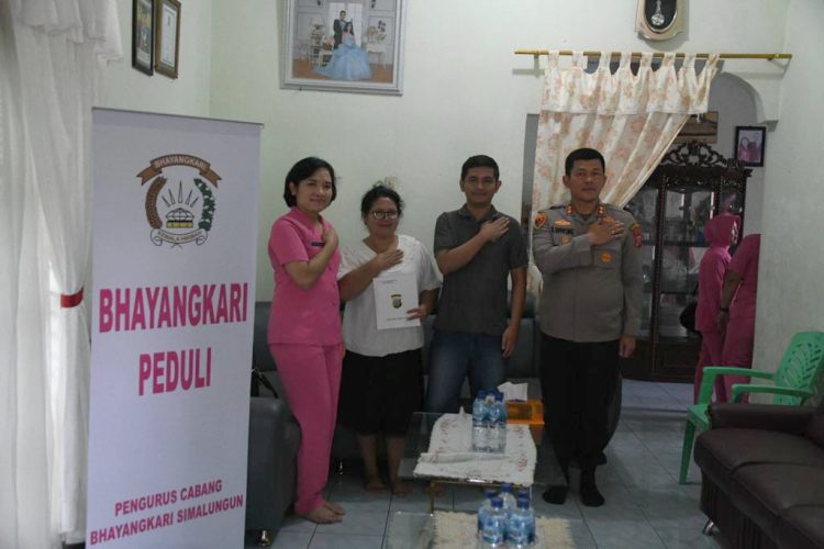Kapolres Simalungun ddidampingi Ketua PC Bhayangkari Polres Simalungun bersama istri dan anak almarhum Kompol Andar Siahaan memberikan tali asih dan bantuan sembako.( Nawasenanews/ Ist)