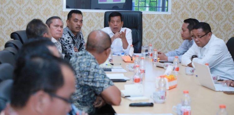 Bupati Simalungun saat menerima audiensi tim Kemenko RI di Kantor Bupati Simalungun Pamatang Raya yang dihadiri Wakil Ketua DPRD Simalungun Elias Barus.( Nawasenanews/ Ist)