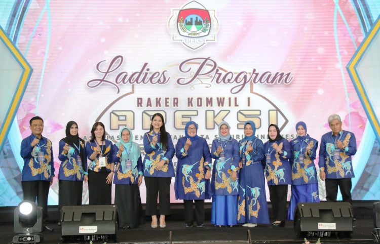 Para ketua Dekranasda dan ketua TP PKK yang sedang berada di kota Batam mengikuti acara Ladies Program ( Nawasenanews/ Ist)