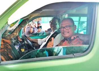 Ketua DPRD Simalungun didampingi Wakil Bupati Simalungun bernostalgia saat ia dulu pernah membawa angkutan umum Sinar Murni saat launching Layanan Uji Berkala Kendaraan Bermotor di Jalan Asahan.( Nawasenanews/ Ist)