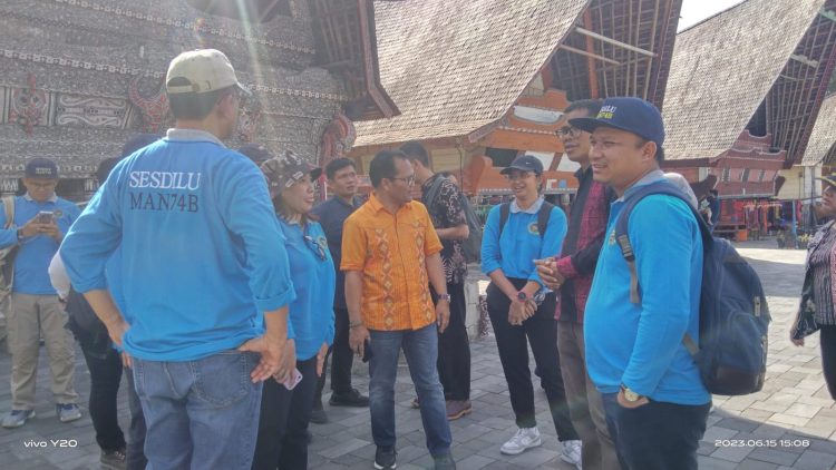 Para peserta Diklat Sesdilu angkatan 74 saat mengunjungi Samosir.( Nawasenanews/ Ist)