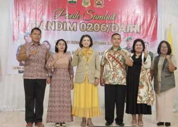 Ketua TP PKK Dairi Romy Simarmata foto bersama Dandim 0206/ Dairi yang baru dan yang lama, pada acara pisah sambut Dandim 0206 Dairi, di Gedung Balai Budaya Dairi.( Nawasenanews/ Ist)