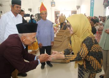 dr Susanti bersalaman dengan Pembina Yayasan Bumi Alquran Kota Pematang Siantar Mangoba Siregar disaksikan Anggota DPRD Sumut dari Gusmiyadi. (Nawasenanews/Ist)