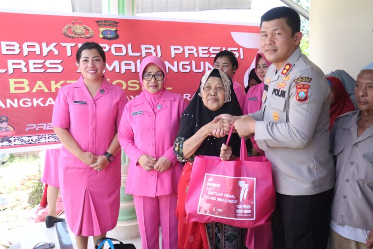 Kapolres Simalungun memberikan paket Sembako kepada salah seorang ibu sebagai tanda bakti sosial Polres menyambut HUT Bhayangkara ke 77 tahun. ( Nawasenanews/ Ist )