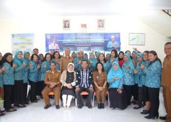 Tim monitoring PKK Sumut foto bersama ketua TP PKK Pematang Siantar didampingi Kadis Kominfo Johannes Sihombing serta camat dan lurah serta ibu ibu PKK Naga Pitu,usai monitoring tata tertib administrasi PKK di Kantor Lurah Nagapitu, Senin (19/6/2023).(Nawasenanews/ Ist)