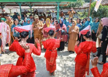 Tim Monitoring Sumut disambut dengan tortor di Kantor Lurah BP Nauli Siantar Marihat untuk melakukan monitoring Pola Asuh Anak dan Remaja, sebagai bagian dari program pokok PKK. ( Nawasenanews/ Ist)