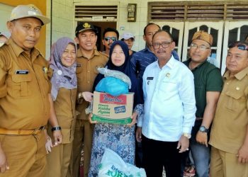 Bantuan paket sembako diserahkan Wakil Bupati H Zonny Waldi secara simbolik kepada warga yang mengalami musibah bencana alam angin puting beliung di Pematang Bandar.( Nawasenanews/ Ist).