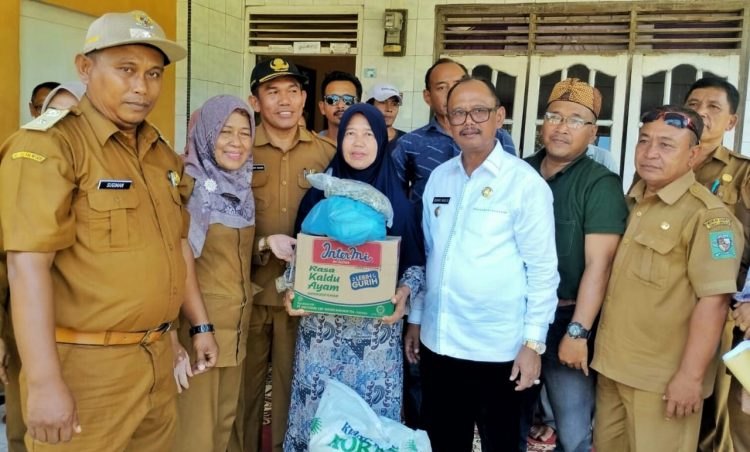 Bantuan paket sembako diserahkan Wakil Bupati H Zonny Waldi secara simbolik kepada warga yang mengalami musibah bencana alam angin puting beliung di Pematang Bandar.( Nawasenanews/ Ist).