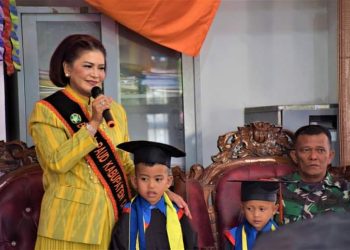 Bunda Paud Kabupaten Dairi Romy Simarmata menegaskan perlunya dukungan dan keterlibatan orang tua terhadap pentingnya pendidikan anak usia dini.(Nawasenaness/ Ist)