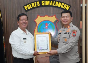 Bupati Simalungun memberikan piagam penghargaan kepada Kapolres Simalungun karena kerja dan prestasi Polres Simalingum berhasil mengungkap kasus pembunuhan ibu dan anak dengan kekerasan dan kasus tertangkapnya bandar sabu dengan barang bukti 410 gram sabu di Perumnas Batu VI.( Nawasenanews/ Ist)