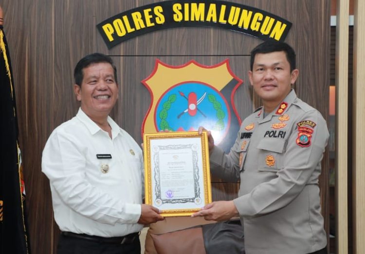 Bupati Simalungun memberikan piagam penghargaan kepada Kapolres Simalungun karena kerja dan prestasi Polres Simalingum berhasil mengungkap kasus pembunuhan ibu dan anak dengan kekerasan dan kasus tertangkapnya bandar sabu dengan barang bukti 410 gram sabu di Perumnas Batu VI.( Nawasenanews/ Ist)