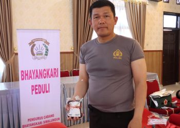 Kapolres dengan sekantong darahnya yang didonorkan ke PMI pada Bakti Kesehatan Tahun 2023 ini. ( Nawasenanews / Ist)