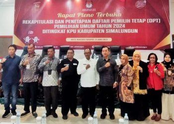 Wakil Bupati bersama komisioner KPU dan beberapa perwakilan partai saat Rapat Pleno Terbuka Rekapiktulasi dan Penetapan DPT Pemilu 2024 di tingkat Kabupaten Simalungun yang berlangsung di Niagara Hotel,Parapat.( Nawasenanews/ Ist)