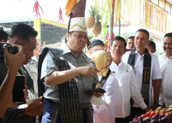 Menko Perekonomian Airlangga Hartarto didampingi Wagubsu dan Bupati Simalungun mencicipi jeruk hasil pertanian dari Kawasan Pertanian Terpadu di Nagori Panribuan Dolok Silau yang baru saja di Launching. ( Nawasenanews/ Ist)