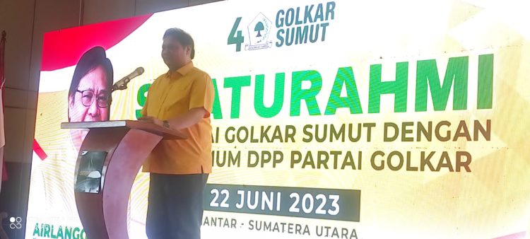 Ketua Umum DPP Partai Golkar saat menghadiri acara silaturahmi dengan kader partai dan seluruh pengurus partai DPD Partai Golkar Kabupaten / Kota se Sumut sekaligus konsolidasi untuk memenangkan Partai Golkar pada Pemilu 2024 mendatang.