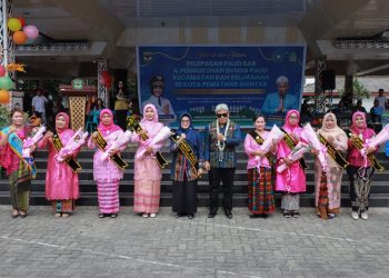 dr Susanti selaku Bunda Paud Pematang Siantar menghadiri Acara Pelepasan 1.068 anak didik PAUD SAB secara serentak dan Pengukuhan Bunda PAUD Kecamatan dan Kelurahan, di Lapangan H Adam Malik, Jumat (23/06/2023).( Nawasenanews/ Ist)