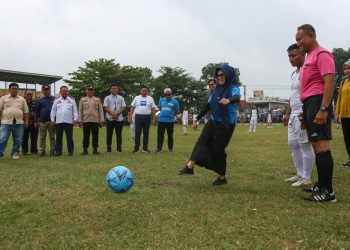 Wali Kota Pematang Siantar melakukan tendangan kick off sebagai tanda dimulainya pertandingan persahabatan PS Pemko Pematang Siantar. ( Nawasenanews/ Ist)