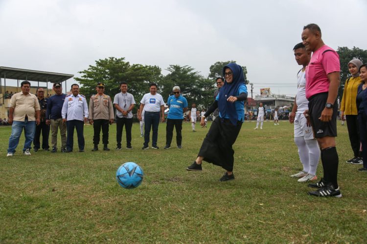 Wali Kota Pematang Siantar melakukan tendangan kick off sebagai tanda dimulainya pertandingan persahabatan PS Pemko Pematang Siantar. ( Nawasenanews/ Ist)