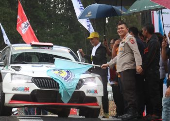 Kapolres Simalungun mewakili Kapolda Sumut pada opening ceremonial startKFC Danau Toba Rally 2023. ( Nawasenanews/ Ist)