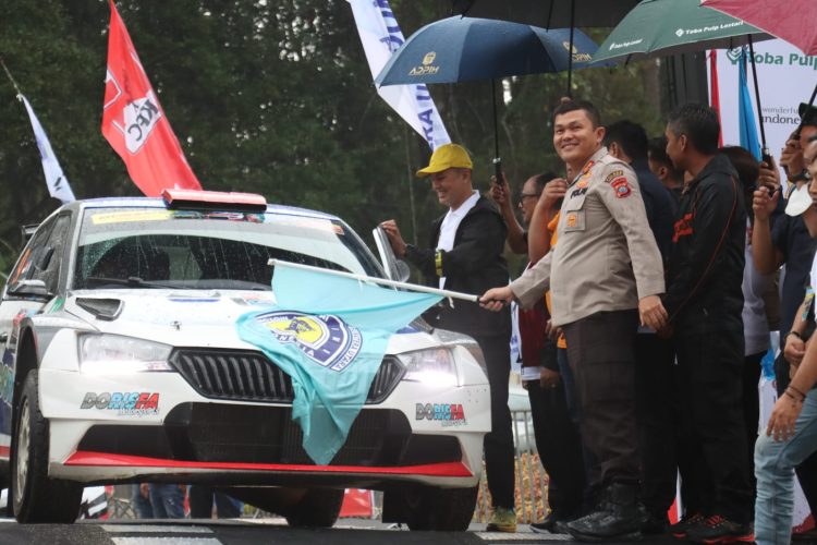 Kapolres Simalungun mewakili Kapolda Sumut pada opening ceremonial startKFC Danau Toba Rally 2023. ( Nawasenanews/ Ist)