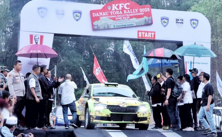 Wakil Bupati Simalungun melepas Rally KFC Danau Toba 2023 di opening ceremonial di lokasi Hutan Tanaman Industri TPL, di Simalungun. ( Nawasenanews/ Ist)