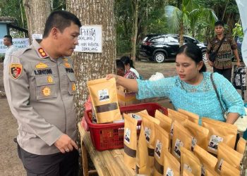 Kapolres Simalungun membeli produk kopi hasil UMKM sebagai tanda apresiasinya terhadap para pengusaha UMKM dan ikut mendorong pertumbuhan ekonomi.( Nawasenanews/ Ist)