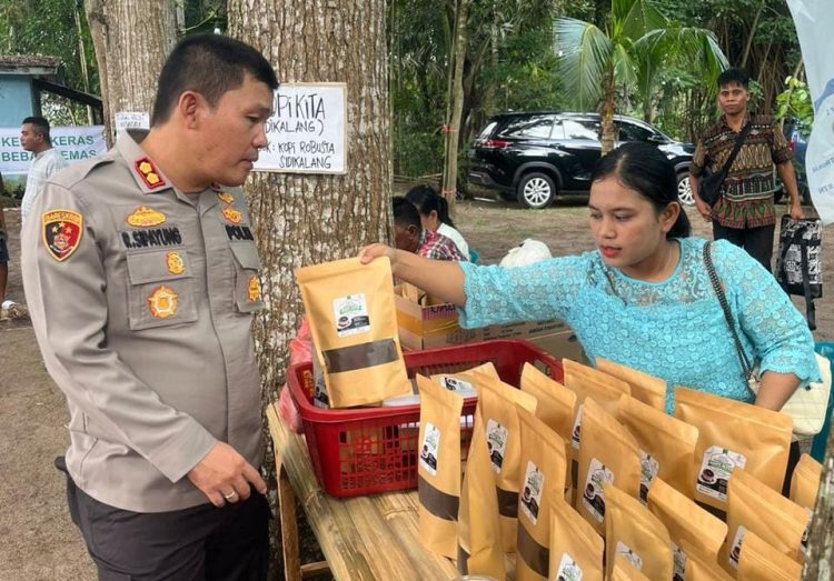 Kapolres Simalungun membeli produk kopi hasil UMKM sebagai tanda apresiasinya terhadap para pengusaha UMKM dan ikut mendorong pertumbuhan ekonomi.( Nawasenanews/ Ist)