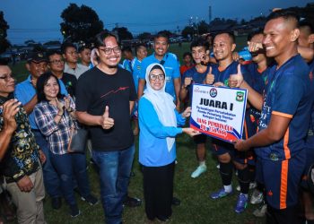 dr Susanti menyerahkan uang pembinaan kepada juara I pertandingan persahabatan PS Pemko Pematang Siantar yang dimenangkan GASS FC untuk club dan Pemkab Simalungun untuk instansi. ( Nawasenanews/ Ist)