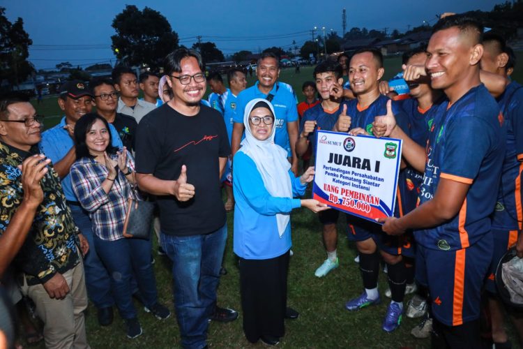 dr Susanti menyerahkan uang pembinaan kepada juara I pertandingan persahabatan PS Pemko Pematang Siantar yang dimenangkan GASS FC untuk club dan Pemkab Simalungun untuk instansi. ( Nawasenanews/ Ist)