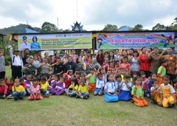 Bupati Dairi dan Bunda Paud Dairi saat menghadiri pelepasan anak didik Paud di Kecamatan Siempat Nempu Hilir.(Nawasenanews/ Ist)