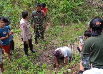 Polsek Tanah Jawa turun ke TKP didampingi Bhabinsa untuk menggali tempat bayi tak berdosa yang baru dilahirkan seorang wanita dikuburkan, diduga karena malu akibat hubungan gelapnya.(Nawasenanews/ Ist )