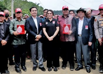 Bupati Simalungun bersama anggota Komisi I DPR RI Effendy Simbolon didampingi Kapolres Simalungun AKBP Ronald FC Sipayung napak tilas di Gunung Simbolon.( Nawasenanews/ Ist)