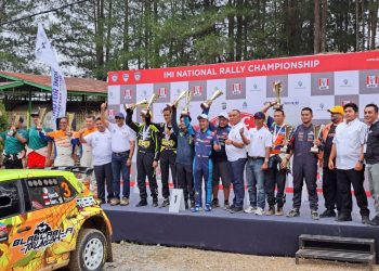 Para pemenang IMI Rally National Championship memegang tropy masing masing, yang berlangsung di hutan Toba Pulp Lestari.( Nawasenanews/ Ist)