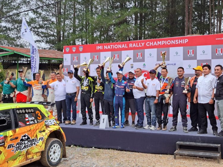 Para pemenang IMI Rally National Championship memegang tropy masing masing, yang berlangsung di hutan Toba Pulp Lestari.( Nawasenanews/ Ist)