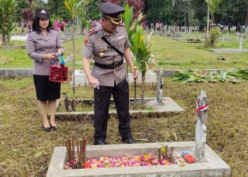 Kapolres Simalungun ziarah ke Taman makam Pahlawan dalam rangka HUT Bhayangkara ke 77. ( Nawasenanews/ Ist)