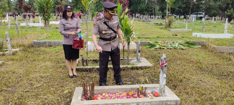 Kapolres Simalungun ziarah ke Taman makam Pahlawan dalam rangka HUT Bhayangkara ke 77. ( Nawasenanews/ Ist)