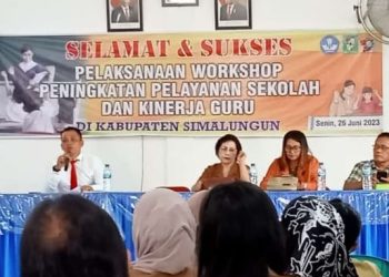 Kanit Tipikor Polres Simalungun IPTU Antonius Hutahaean SH MH sebagai narasumber pada acara Workshop Peningkatan Pelayanan Sekolah dan Kinerja Guru. (Nawasenanews/ AS)