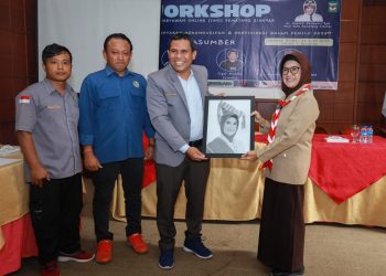 Ketua IWO Pematang Siantar menyerahkan sketsa wajah dr Susanti pada acara workshop IWO di Siantar Hotel.( Nawasenanews/ Ist)