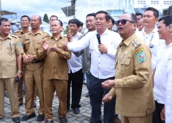 Bupati Simalungun Radiapoh Hasiholan Sinaga didampingi Wakil Bupati H Zonny Waldi membuka Pasar Lelang Komoditas yang diselenggarakan oleh Dinas Perindustrian, Perdagangan, Energi dan Sumber Daya Mineral (Disperindag dan ESDM) Provinsi Sumatera Utara (Provsu), di Rest Area yang berlokasi di Kecamatan Purba, Kabupaten Simalungun.(Nawasenanews/ Ist )