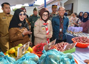 Wali Kota Pematang Siantar dr Susanti Dewayani SpA mencanangkan Gerakan Pangan Murah, di halaman Kantor Camat Siantar Utara, Jalan Patuan Anggi. (Nawasenanews/Ist)