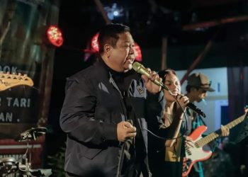 Bupati Dairi ikut melantunkan lagu di Music Hijau Fest di Paropo,Silahisabungan.( Nawasenanews/ Ist)