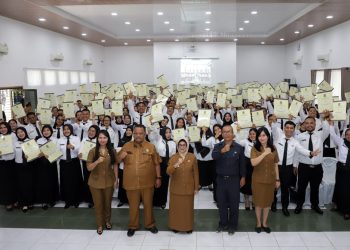 Sebanyak 371 Guru dengan perjanjian kerja mengekspresikan kebahagiaan mereka dengan mengangkat SK masing masing berfoto bersama wali kota dan Kepala Dinas Pendidikan Pematang Siantar. ( Nawasenanews/ Ist)