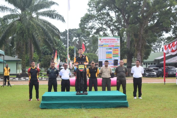 Kapolres Simalungun memberikan kata sambutan pada acara semarak Olahraga Bersama TNI Polri dan Pemkab Simalungun dalam rangka HUT Bhayangkara ke 77 dan HUT Kodam I/ BB ke 73.( Nawasenanews/ Ist)